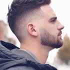 Divatos férfi frizurák 2022