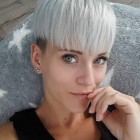 Rövid frizurák szürke nők 2022
