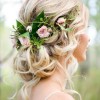 Menyasszonyi frizura természetes virágokkal