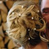 Esküvői frizura közepes hosszúságú haj gyöngyök