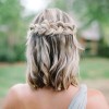 Esküvői vendég frizura közepes hosszúságú haj